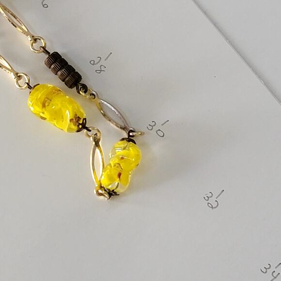 Vintage Yellow Glass Bead Necklace with Gold Tone Links and Barrel Clasp Closure - Picture 9 of 10